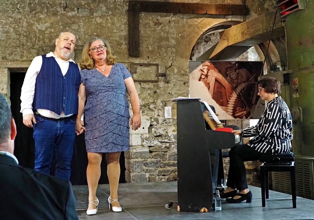 Zu den Sngern Stefan und Edda Sevenich und der Pianistin Angelika Achter wird sich noch die Sopranistin Theresa Steinbach gesellen. (Fotos: Tatjana Steindorf)

