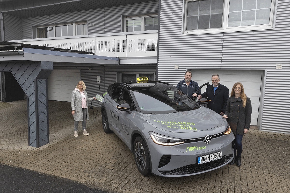 Klimaschutzmanagerin der Verbandsgemeinde Bad Marienberg Helena Frink (rechts) und Brgermeister Andreas Heidrich (2.v.r.) freuten sich mit Anja und Ren Hilgers (von links) ber das neue rein elektrische Fahrzeug. (Foto: Foto: Rder-Moldenhauer)