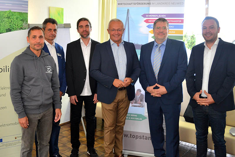 Das Foto zeigt Landrat Achim Hallerbach mit den Referenten. (v.r.n.l.): David Meurer, SWN Neuwied, Jrg Hohenadl, WFG NR, Landrat Achim Hallerbach, Dr. Dominik Bckling, Energieagentur Rheinland-Pfalz GmbH, Thomas Kotowski, Paul Nutzfahrzeuge GmbH, Daniel Walther, Streetscooter GmbH. Foto: Kreisverwaltung
