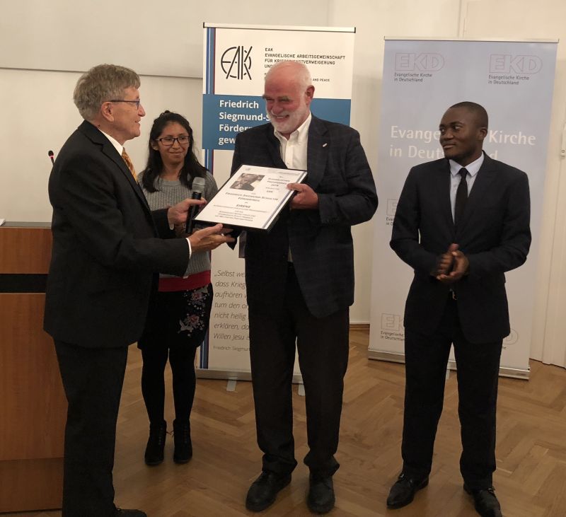 Der EAK-Bundesvorsitzende Dr. Christoph Münchow überreicht den Preis an den EIRENE-Vorstandsvorsitzenden Dr. Reinhard J. Voß (rechts). Foto: privat