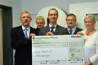 Symbolische Scheckbergabe in Altenkirchen, von rechts: Judith Schnell, Josef Zolk, Marco Mller, Bodo Nchel und Reinhard Stark. Foto: kk