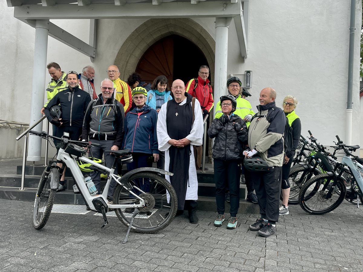 Pedale, Pfeiler und Perlen der Romanik: gelungene Premiere der E-Bike-Kirchentour