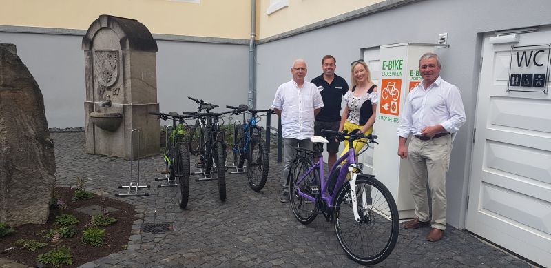 Prsentieren die neue Ladestation am Marktplatz: die Beigeordneten Volker Hummerich und Beatrix Schneider, Maximilian Koch (hinten) und Stadtbrgermeister Rolf Jung (re). Foto: privat