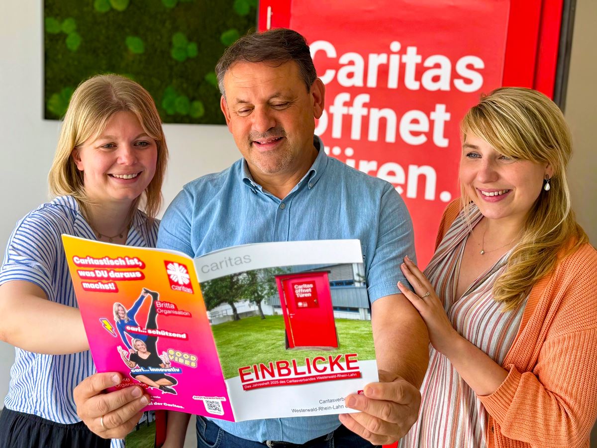 Werfen gemeinsam einen Blick ins neue Jahresheft EINBLICKE: Die Caritas-Mitarbeitenden Jenny Grg, Rainer Lehmler und Annette Siegmund. Alle drei berichten im Heft, was es fr sie persnlich bedeutet, Tren zu ffnen  fr Menschen, die Hilfe und Untersttzung brauchen. (Foto: Caritasverband WWRL/Holger Pritzsch)