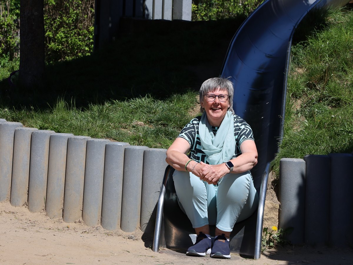 Auch mit 61 Jahren rutscht Erzieherin Christina Wolf noch gern die Rutsche im Kindergarten Westerburg herunter. (Foto: Sabine Hammann-Gonschorek)