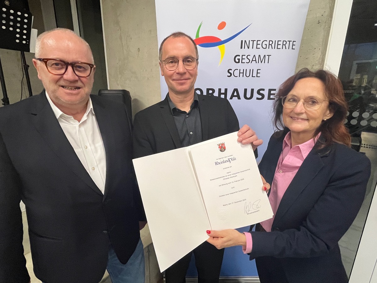 Christian Worliczek (M.) erhielt im Beisein von Landrat Dr. Peter Enders aus den H�nden von Schulreferentin Andrea Becker die Ernennungsurkunde als Direktor der IGS Horhausen. (Foto: Kreisverwaltung / Thorsten Stahl)