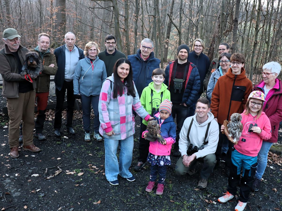 Die Teilnehmenden der Eulen-Exkursion mit den beiden Exponaten von Waldkauz und Waldohreule kurz vor Einbruch der Dunkelheit. (Foto: Uli Schmidt)