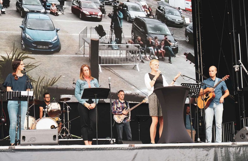 Gemeinsam Gottesdienst feiern im Wller Autokino