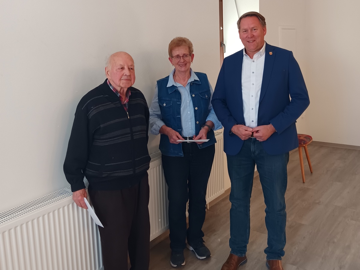 Das Bild zeigt von links Gerhard Weller, Rosi Solbach und Joachim Brenner bei der Mitglieder-Ehrung. Theo Weller und Dr. Michael Fink konnten an der Ehrung nicht teilnehmen. (Foto: Konrad Schwan)