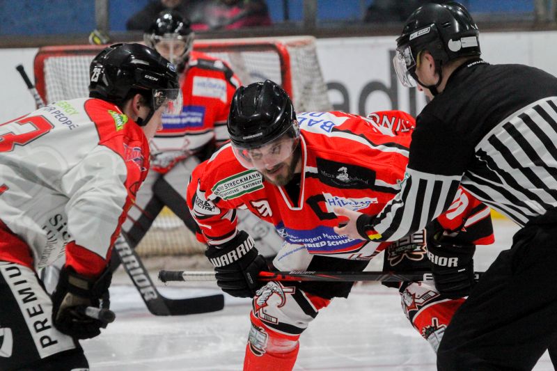 Ratingens Thomas Dreischer und EGDL-Spieler David Lademann beim Bully. Fotos: fischkoppMedien
