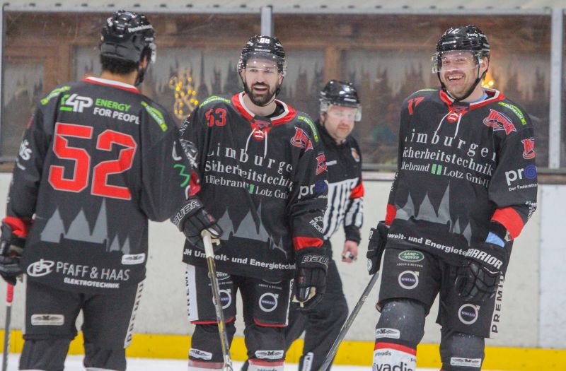 Von rechts: die Torschtzen Konstantin Firsanov (3) und Jeff Smith (2), dazu Justin Kpper (in Hamm nicht dabei). Foto: fischkoppMedien / EGDL