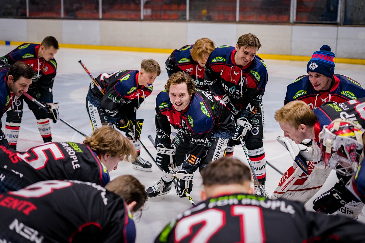 Kapitn David Lademann (mitte) schwrt seine Truppe vor dem Spiel ein. (Foto: Manuel Enderich)