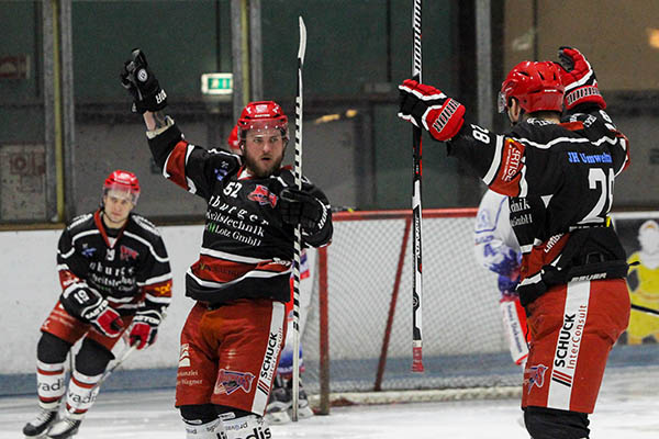 Daniel Krieger (Mitte) und Konstantin Firsanov jubeln - hier beim Spiel gegen Hamm. Beide Akteure trafen auch beim Sieg in Neuwied. Foto Copyright: EGDL/fischkoppMedien