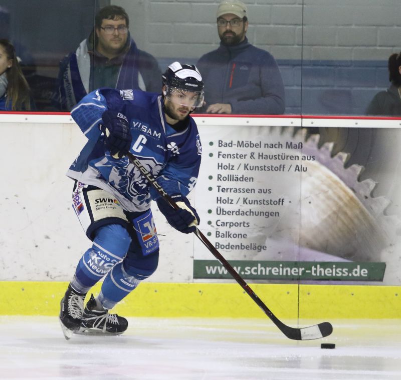 EHC-Kapitn Stephan Frhlich glich mit einem lupenreinen Hattrick zum zwischenzeitlichen 5:5 aus, konnte die Niederlage in Neuss nach Verlngerung aber auch nicht verhindern. Foto: EHC