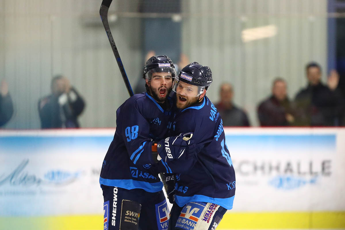 Hungrig auf den Sieg und die Tabellenfhrung: Dennis Schlicht (rechts) und Dreifach-Torschtze Matt Thomson waren am Sonntagabend wie das komplette Bren-Team bei bester Laune. Foto: Verein