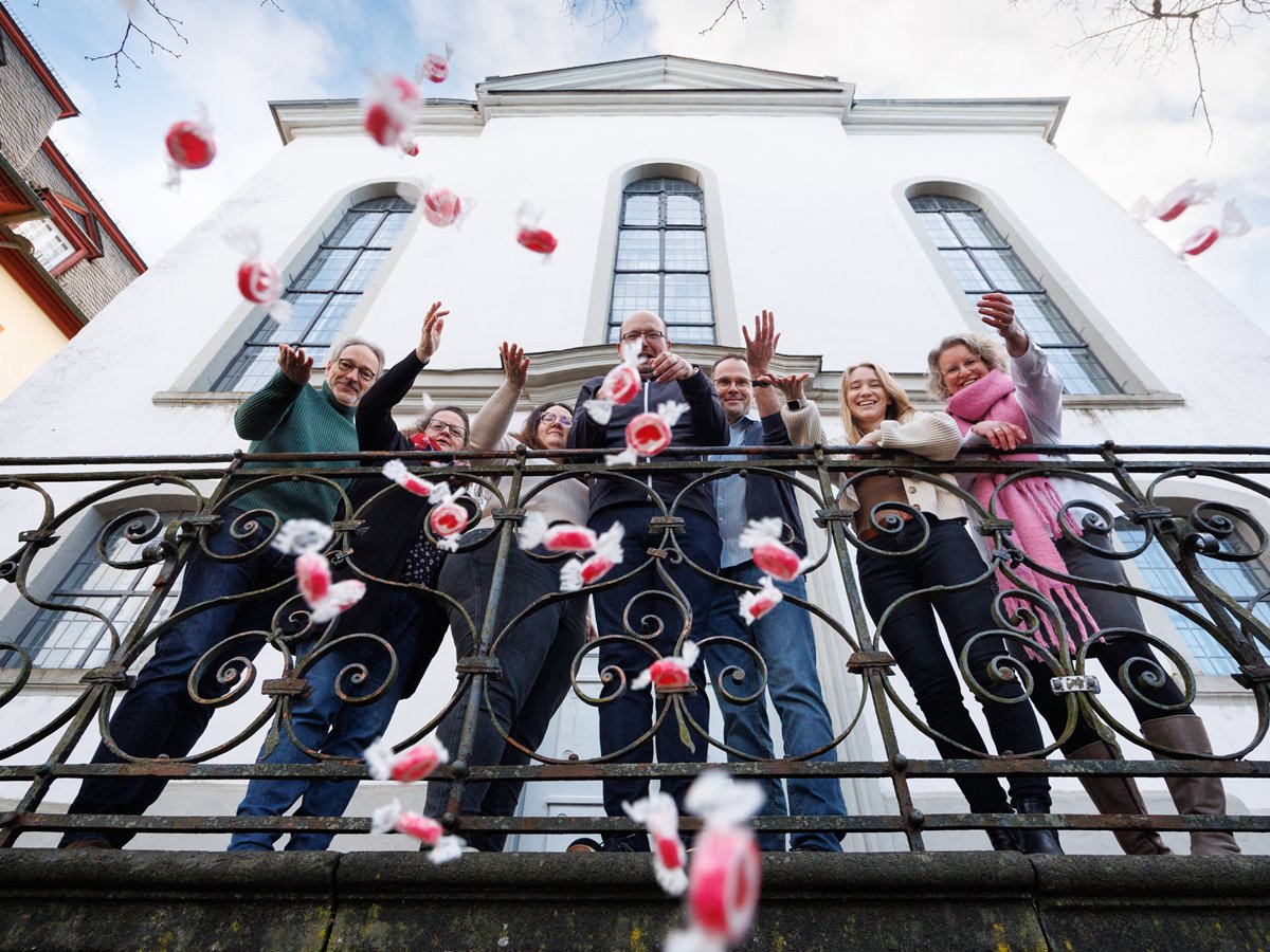 Am 25. Mai regnet es in Hachenburg hoffentlich nur Liebe: Bei "Einfach heiraten" haben Paare die Mglichkeit, sich ganz spontan trauen zu lassen. Darauf freuen sich vor der Schlosskirche (von links): Dekanatskantor Christoph Rethmeier, Pfarrerin Swenja Mller, Pfarrerin Elisabeth Huhn, Pfarrer Benjamin Schiwietz, Pfarrer Maic Zimmermann, Pfarrerin Ricarda Bosse und Pfarrerin Monica Christ. (Foto: Peter Bongard)