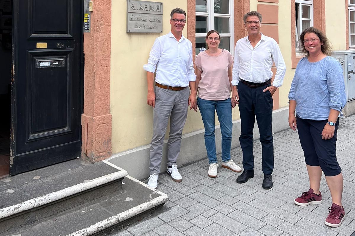 B�rgermeister Peter Jung, Julia Dietz und Guido Dost von
EIRENE und stellvertretende Amtsleiterin Sandra Mette vor der
EIRENE-Gesch�ftsstelle in Neuwied. Foto: Teofil Abu-Mansur