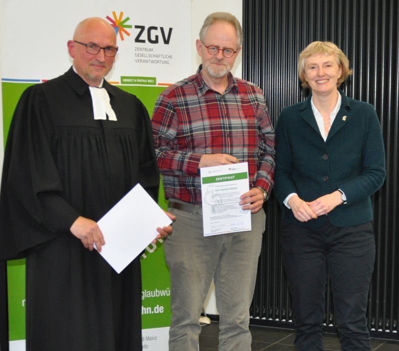 In Mainz ist der Umweltbeauftragte des Evangelischen Dekanats Westerwald, Hartmut Baden (Mitte), von Oberkirchenrat Christian Schwindt und Kathrin Saudhof vom Zentrum Gesellschaftliche Verantwortung als Umweltauditor zertifiziert worden. Foto: Peter Bongard