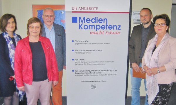 Informationsaustausch an der Erich-Kstner-Grundschule: Alexandra Marx, Ingrid Loos, Heijo Hfer, Axel Karge und Marie-Luise Hees.(Foto: privat)