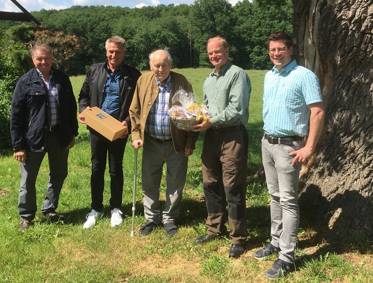 Dank an Ernst Klein fr 50 Jahre Vorstandsarbeit in der Jagdgenossenschaft Kttingerhhe. V.l.n.r.: Edgar Marenbach, Markus Rdder, Ernst Klein, Dr. Gero Htte-von Essen, Johannes Ortheil  nicht im Bild: Ulrich Diederich
(Foto: Jagdgenossenschaft Wissen II)