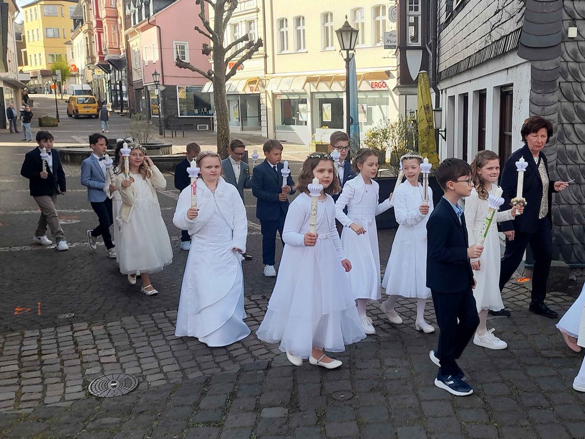 Die Kommunionkinder gingen von der B�cherei gemeinsam zur Kirche. (Foto: Bernhard Theis)