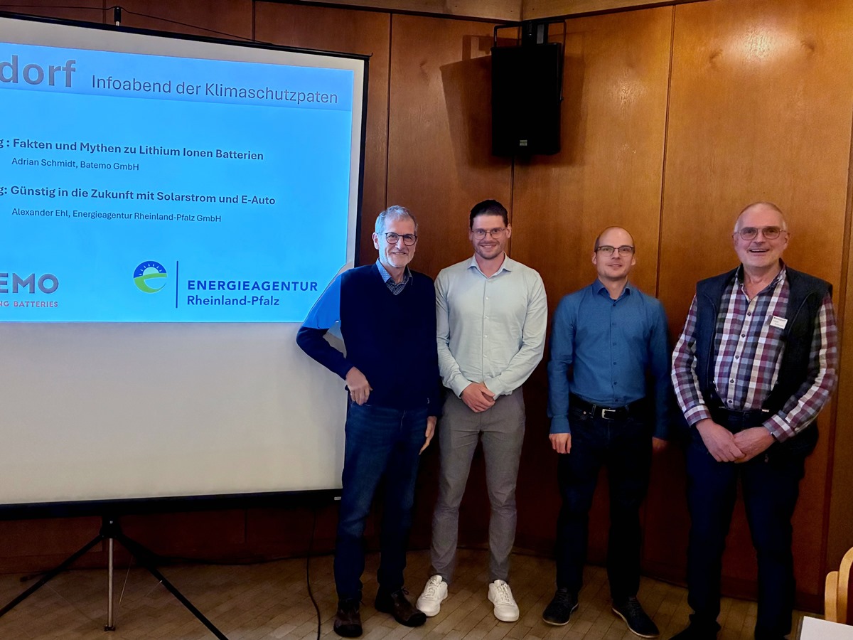 Die Klimaschutzpaten aus Betzdorf freuen sich gemeinsam mit den Referenten ber eine gelungenen Informationsabend. Von links nach rechts: Detlev Brhl, Dr. Adrian Schmidt (Referent Batemo AG), Alexander Ehl (Referent Energieagentur RLP) und Edgar Schmidt. (Foto: Sarah Brhl)
