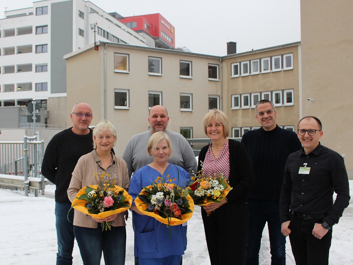 Zum Foto: Seit 40 Jahren sind (vorne, von links) Anke Feuring, Pia Solbach und Sabine B�denbender Teil des Diakonie Klinikums. Zu diesem Dienstjubil�um gratulierten Pflegedirektor J�rg Engel (2. von rechts), die Pflegedienstleiter Frank Gr�mbel (2. von links) und Wadim Linde (rechts) sowie MAV-Vorsitzender Marius Janeczek. (Foto: Klinik)