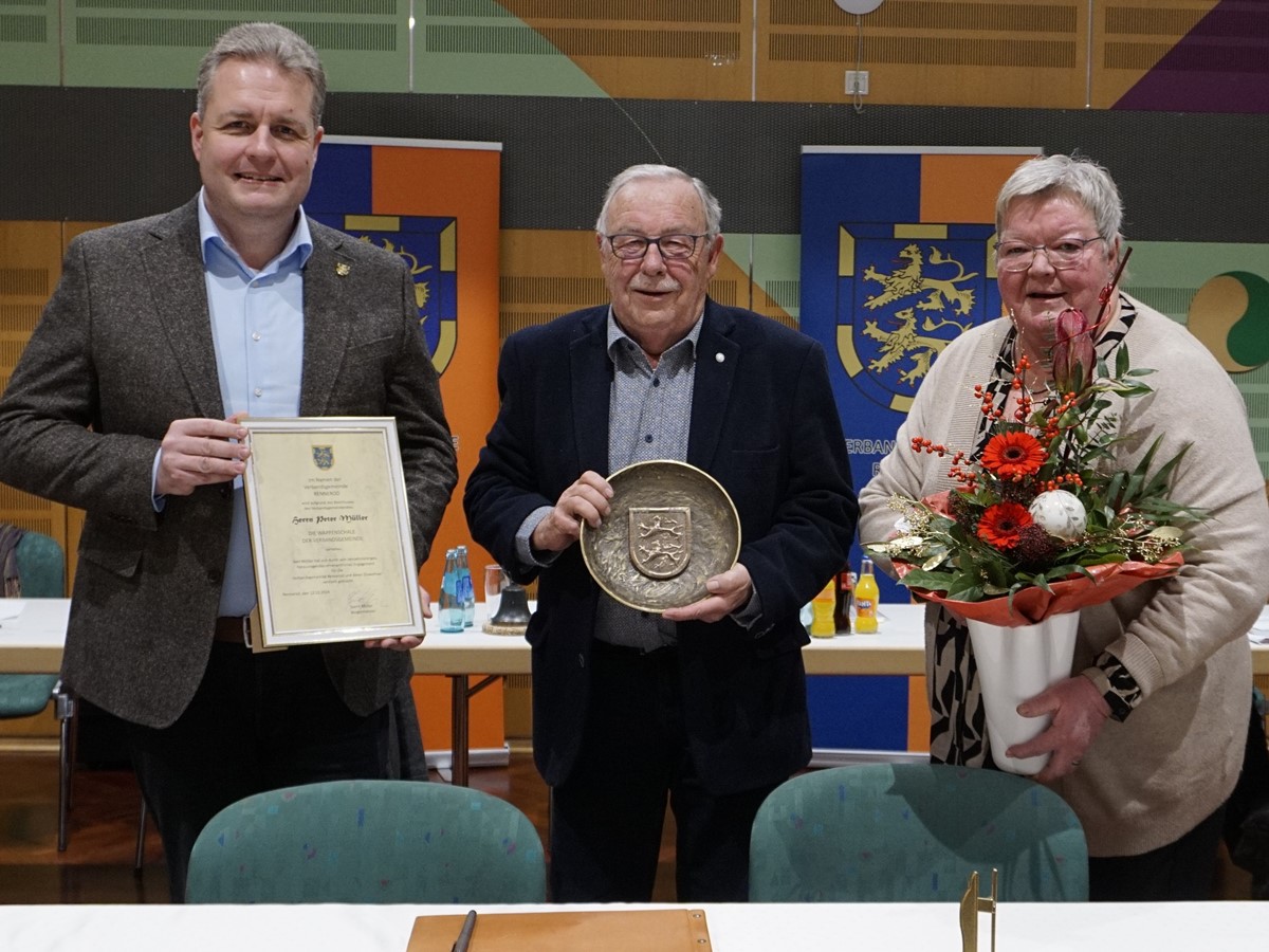Eine besondere Ehrung eines besonderen Brgers: Peter Mller erhlt die Wappenschale der Verbandsgemeinde Rennerod und trgt sich ins Goldene Buch der Verbandsgemeinde Rennerod ein. 
(Foto: Kerstin Guckert)