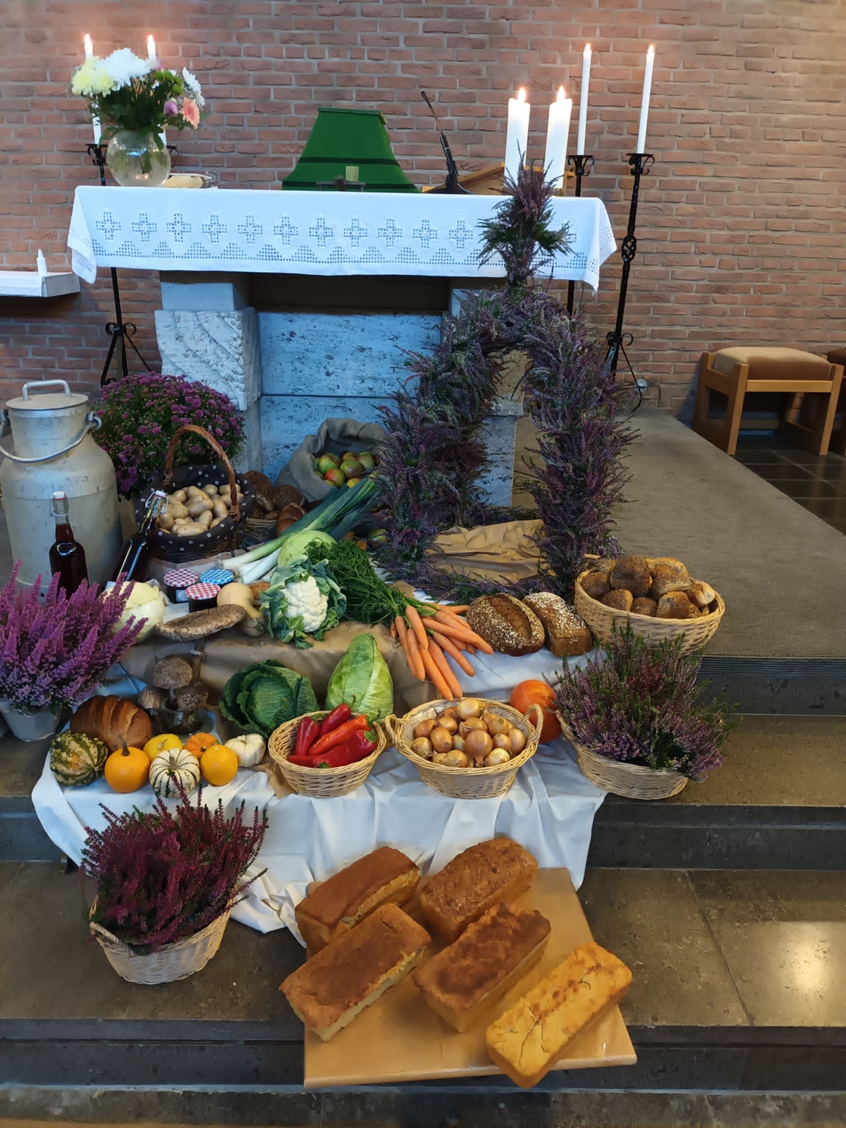 St. Barbara-Kirche in Katzwinkel zu Erntedank festlich geschmckt