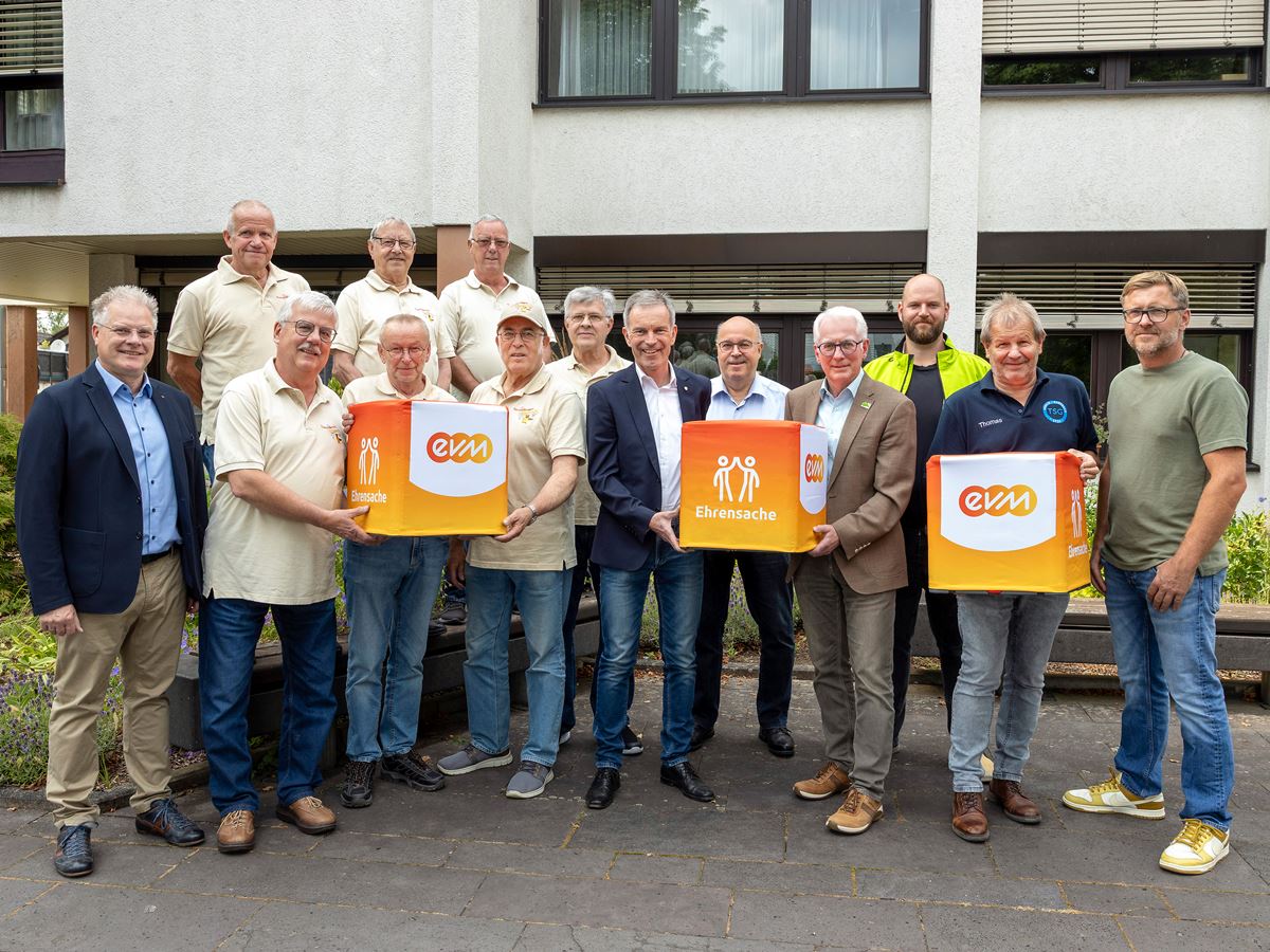 Norbert Rausch von der evm bergibt den Spendenbetrag gemeinsam mit Brgermeister Volker Mendel an die Vertreter der begnstigten Vereine. (Foto: evm/Bettina Rder-Moldenhauer)