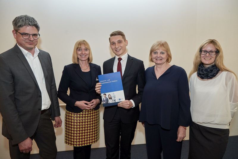 Bei der feierlichen Verleihung des Hochschulpreises der Wirtschaft (von links): Christian Usinger, IHK-Prsidentin Susanne Szczesny-Oing, Daniel Davydov, Angelika Szczesny-Kluge, Prof. Dr. Christina Gnther. Foto: privat