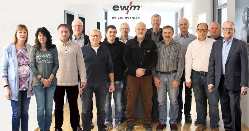 Seit vielen Jahren Teil der EWM-Familie und mit vollem Einsatz dabei: die Jubilare von EWM. Foto: EWM AG