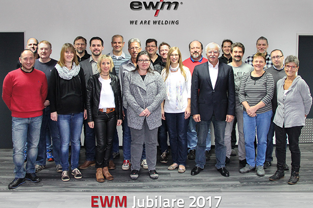 32 Mitarbeiter feiern ihr Jubilum bei EWM. Diese Mitarbeiter ehrte EWM bei einer Feierstunde fr ihre jahrzehntelange Unternehmenszugehrigkeit. Foto: EWM