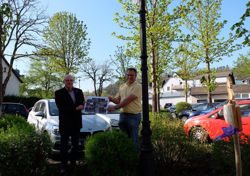 Auf dem Marktplatz Maarstrae entstehen bald zwei Ladesulen fr Elektrofahrzeuge. Der Energieversorger hat die ntigen Zuleitungen diese Tage verlegt. (Foto: KathaBe)