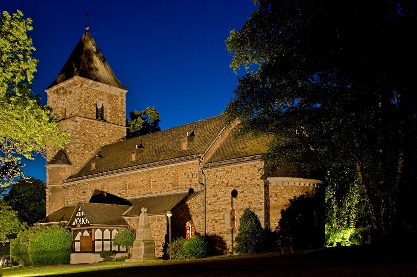 Fr eine Stunde am kommenden Samstagabend wird es rund um Evangelische Kirchengebude dunkel. Auch die Kirche in Birnbach wird dann nicht im gewohnten Licht erstrahlen. (Foto: Kirchenkreis-Archiv/Hans-Jrg Ott)