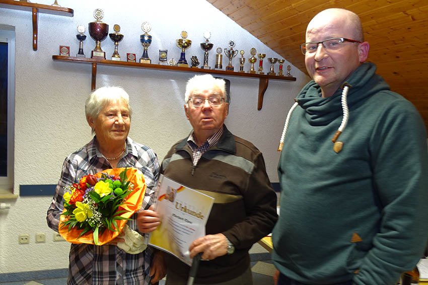 Gratulation an Eberhard Theis (Mitte) fr 60 Jahre Mitgliedschaft im Frderverein der Freiwilligen Feuerwehr. Fr Ehefrau Hilde Theis gab es vom 1.Vorsitzenden Thorsten Schmidt (rechts) ein Blumengebinde. Fotos: Willi Simon 