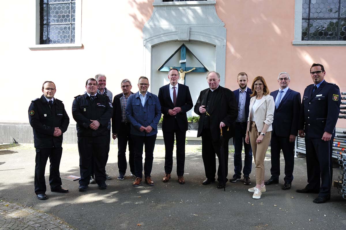 Innenminister Ebling (Mitte) besuchte Wissen. (v. li.) Stefan Deipenbrock, David Musall, Christoph Schmidt, Johannes Bender, Berno Neuhoff, Pfarrer Krten, Matthias Reuber, Sabine Btzing-Lichtenthler, Jrgen Ss und Marcus Franke. (Fotos: kk)