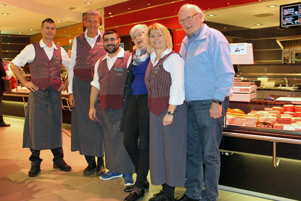 Im Lebensmittelmarkt Edeka Klein arbeitet erfolgreich der anerkannte Flchtling Mhammed Taoos. Von links nach rechts: Metzgermeister Marcus Rttgen, Geschftsinhaber Jrg Klein, Mitarbeiter Mhammed Taoos, Patin Monika Henkel, Nicole Klein, Pate Dieter Henkel. Foto: Privat