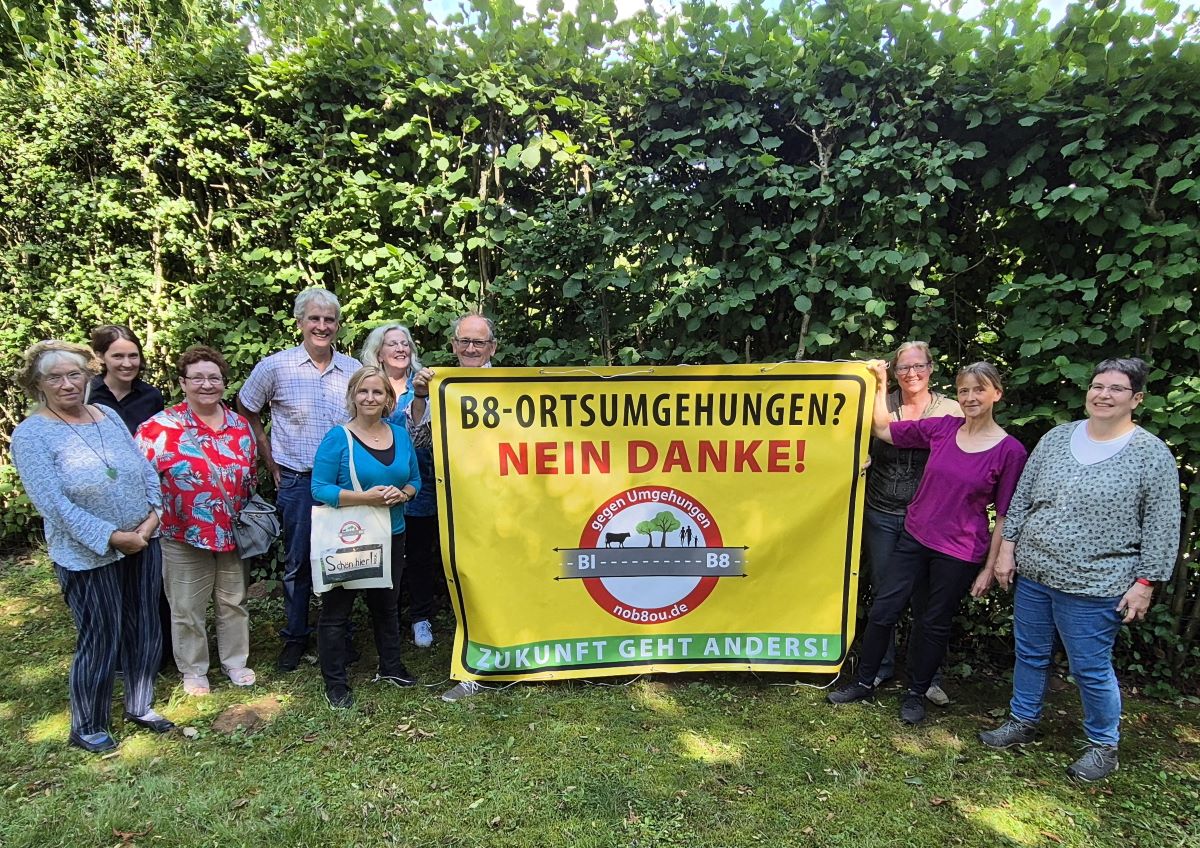 Solche Banner werden bald entlang der B 8 zu sehen sein. Eines wurde der Bndnisgrnen-Spitzenkandidatin Katrin Eder (5. von links) vorgestellt. (Foto: vh)