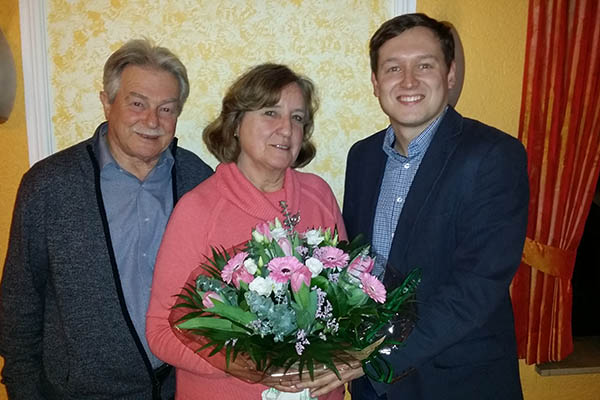 Der neue CDU-Fraktionschef Stefan Schmitz (rechts) dankt seinem Vorgnger Edgar Neustein und dessen Ehefrau Hildegard fr den langjhrigen Einsatz fr die Brger der Verbandsgemeinde Unkel. Fotos: privat