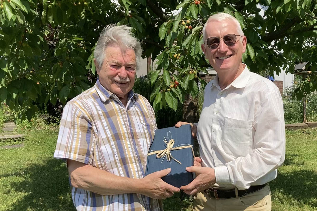 Dr. Heinz Schmitz (rechts) gratuliert namens der CDU der Verbandsgemeinde Unkel Edgar Neustein zum 75. Geburtstag.