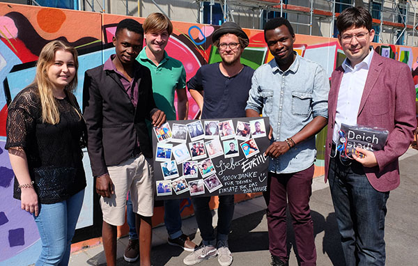 Ein Deichstadtheld-T-Shirt und ein Poster gab es zum Abschied fr Edrine Nsenge (2. von links). Mit ihm freuten sich (von links): Emma Omerzu (Big House), Stephan Amstad (KiJuB), Jonas Kern (Big House), Edrines Nachfolger Edward Sentumbwe und Brgermeister Michael Mang. Foto: Stadtverwaltung