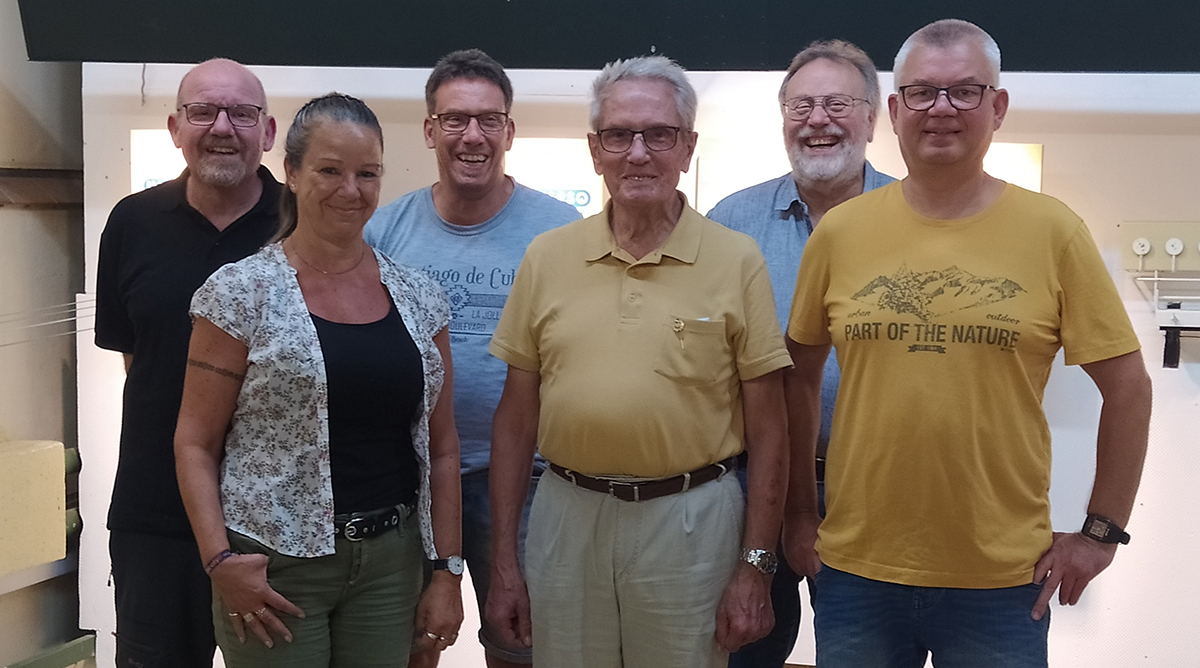 Umrahmt vom Vorstand mit (v. l.) Thomas Fleischer, Jrgen Muscheid, Jrgen Thei und Dirk Kreuser freuen sich Silke Hartenfels-Stertz ber die Ehrung fr 25-jhrige und Gerd Muscheid fr 65-jhrige Mitgliedschaft in der KKSG. (Foto: Hans Hartenfels)
