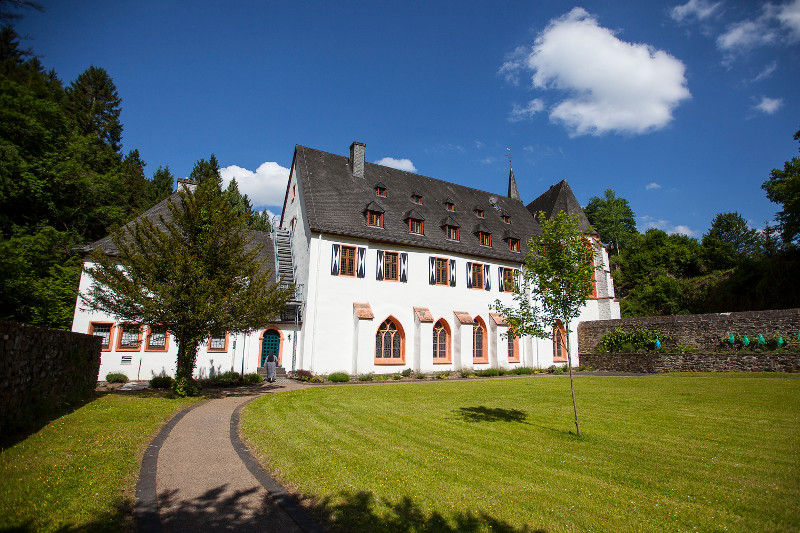 Kloster Ehrenstein liegt im Mehrbachtal umgeben von in idyllischen Natur  ein idealer Ort, um beim NachtLeben seinem eigenen Glauben wieder nher zu kommen oder sich mit der wohltuenden Wirkung von Krutern zu befassen.  Foto: Anne Orthen
