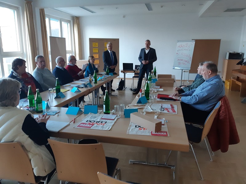 Brgermeister Fred Jngerich (stehend, rechts) machte dem Nachhaltigkeitstreffen in der evangelischen Landjugendakademie in Altenkirchen ebenfalls seine Aufwartung. Die Leitung oblag Bernhard Nacke (stehend, links). (Foto: privat) 