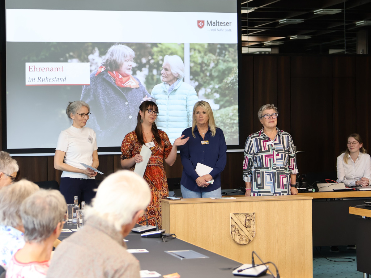 Bei der Erffnung erluterten die Veranstalter, warum dies fr sie ein Herzensthema ist: (v.l.n.r.) Bianca Westphal, Seniorenleitstelle, und Angela Hartmann, Koordinierungsstelle fr Gemeindepsychiatrie, beide Kreisverwaltung des Westerwaldkreises, Claudia Franke, Kreis-Volkshochschule Westerwald, und Judith Glser, Generationenbro der Verbandsgemeinde Montabaur. (Fotos: Kreisverwaltung / Nicole Chemnitz)