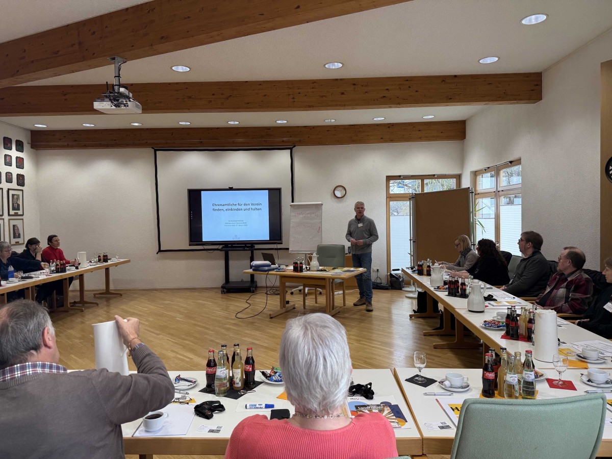 Vereinsvorst�nde und Ehrenamtliche diskutierten �ber Strategien zur Gewinnung und Bindung von Engagierten (Fotos: Verbandsgemeindeverwaltung Altenkirchen-Flammersfeld/Philipp Alberts)