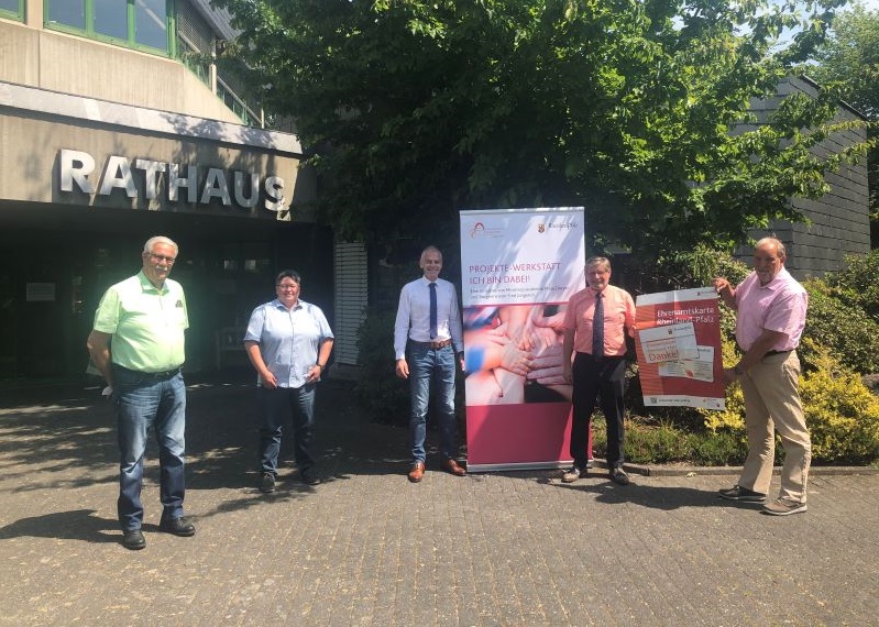 Ehre, wem Ehre gebhrt (von links): Karlheinz Fels, Nadine Heidepeter, Fred, Jngerich, Rainer Dngen und Manfred Pick. (Foto: VGV Altenkirchen) 