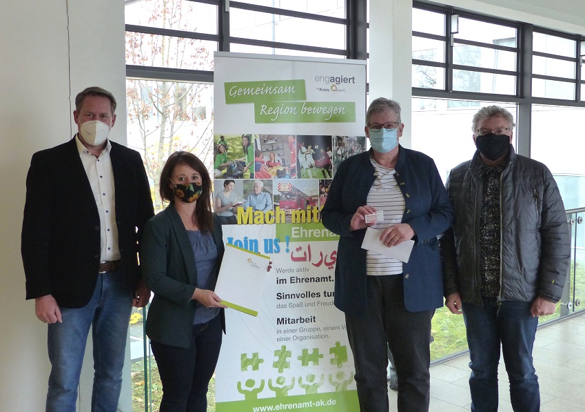 Joachim Brenner und Andrea Rohrbach (von links) von der Kreisverwaltung bergeben die 444. Ehrenamtskarte im Landkreis Altenkirchen an Renate Schade vom Weissen Ring e.V. Altenkirchen. Dieter Lichtenthler initiierte die Ehrung als Auenstellenleiter des Weien Ringes. (Foto: Kreisverwaltung) 