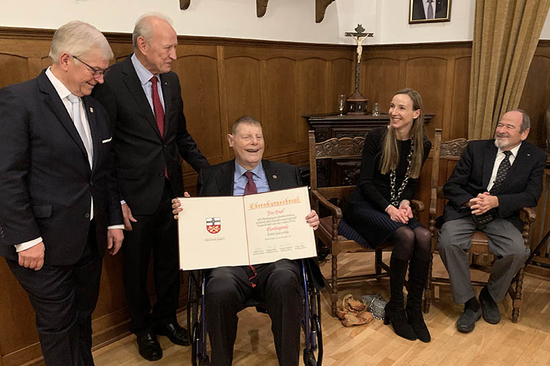 Fritz Bagel ist neuer Ehrenbrger der Kulturstadt Unkel. Neben ihm selbst, dem Enkel des Grnders des Henkel-Konzerns Fritz Henkel, freuen sich darber unter anderem (von links) Stadtbrgermeister Gerhard Hausen, Altbrgermeister und Ehrenbrger Werner Zimmermann, Fritz Bagels Tochter Simone Bagel-Trah, Aufsichtsratsvorsitzende des Henkel-Konzerns, und der Beigeordnete Gnter Kpper. Foto: Thomas Herschbach